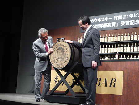 “みの樽”をプレゼントされ大喜びのみのもんた