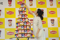 チルドカップタワーに最後のひとつをのせる、田中麗奈