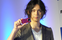 水嶋ヒロとパナソニックの新携帯電話P-04B“ビエラケータイ”