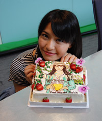 サプライズで贈られた誕生日ケーキと中島愛