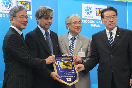 (写真左より)平松邦夫・大阪市長、ハロルド団長、小倉純二・招致委員会副委員長ら