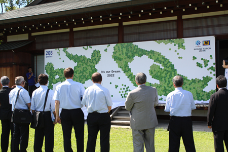 大阪の子供たちが書いたメッセージボードの披露