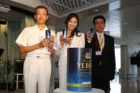 3人（左から浅井壽船長、2010年サッポロイメージガール中村果生莉、サッポロビール（株）ヱビスブランド戦略部 島田一夫部長）