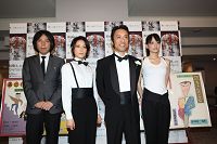 会見より。写真左から、岡村俊一、山口紗弥加、筧利夫、仲間リサ