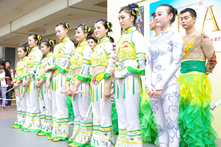 渋谷駅のハチ公前広場で観衆を沸かせたフラッグ サーカス オブ チャイナ