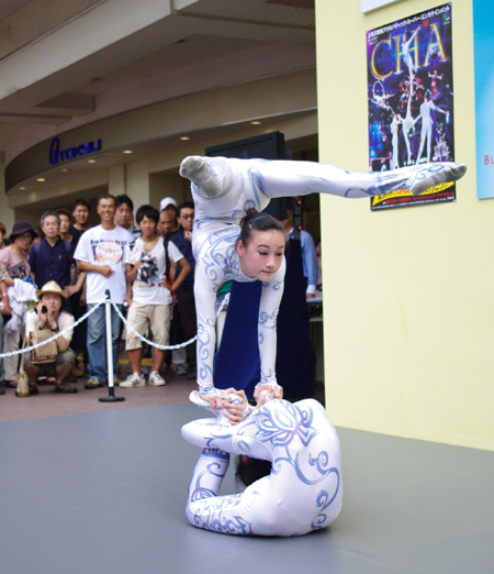 渋谷駅のハチ公前広場で観衆を沸かせたフラッグ サーカス オブ チャイナ
