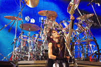 7人のX JAPAN、夢の共演。横浜2日間で13万人集結 | チケットぴあ[音楽