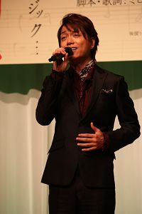 劇中ナンバーを披露する、山崎育三郎