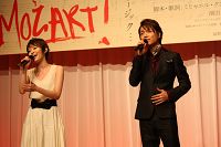 劇中ナンバーを披露する、島袋寛子と山崎育三郎