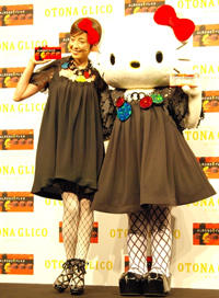 「アーモンドプレミオ」の新TV-CM完成披露記者発表会　宮沢りえとハローキティ