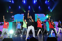 左から緒方龍一(w-inds.)、三浦大知、延山信弘、ISSA(DA PUMP)、橘慶太(w-inds.)、谷内伸也(Lead)、千葉涼平(w-inds.)、KIMI(DA PUMP)、U-YEAH