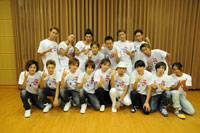 上段左からYORI、KAZUMA、U-YEAH、DAICHI、延山信弘、KENZO、KIMI、TOMO、下段左から古屋敬多、谷内伸也、鍵本輝、中土居宏宜、三浦大知、ISSA、橘慶太、千葉涼平、緒方龍一