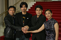 写真左から、渡辺いっけい、小澤征悦、松本幸四郎、高橋惠子