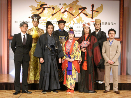 『琉球ロマネスク「テンペスト」』製作発表会見より。写真手前左から堤幸彦、山本耕史、仲間由紀恵、生瀬勝久、池上永一。奥左から、伊阪達也、西岡徳馬、安田顕