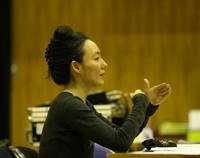 フェスティバル/トーキョー１０『あかりのともるかがみのくず』リハーサル風景より。写真は黒田育世。(C)片岡陽太