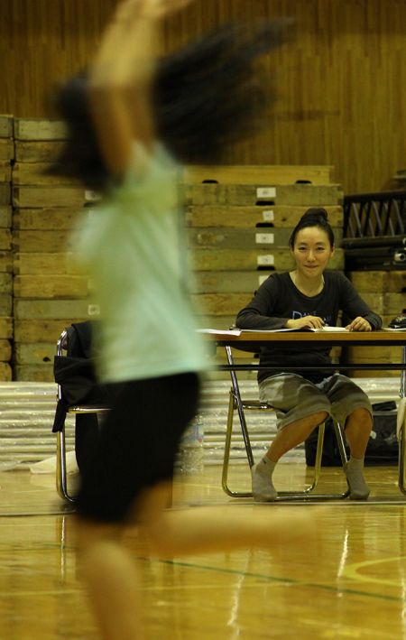 フェスティバル/トーキョー１０『あかりのともるかがみのくず』リハーサル風景より。写真右が黒田育世。(C)片岡陽太