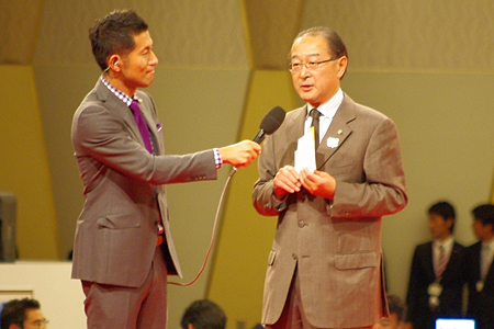 斎藤佑樹投手(早大)の交渉権を獲得した日本ハム・藤井純一球団社長(右)
