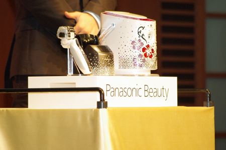 左から仲間プロデュースのオリジナルデコ、亀梨プロデュースのオリジナルデコ