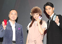左からソフトバンクグループ代表の孫正義、上戸彩、松田翔太