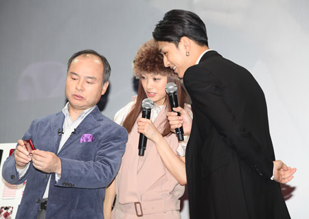 左からソフトバンクグループ代表の孫正義、上戸彩、松田翔太