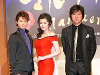 会見より。写真左から、田代万里生、藤原紀香、西城秀樹