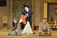 『摂州合邦辻』「合邦庵室の場」より。写真左から、中村東蔵、尾上菊之助、尾上菊五郎。写真提供_松竹株式会社