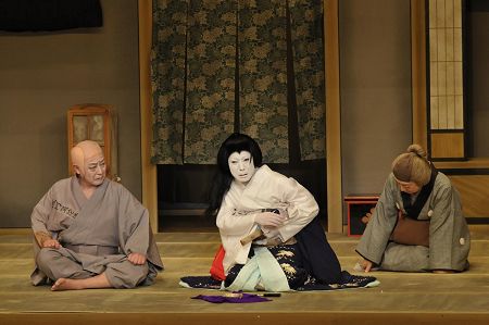 『摂州合邦辻』「合邦庵室の場」より。写真左から、尾上菊五郎、尾上菊之助、中村東蔵。写真提供_松竹株式会社