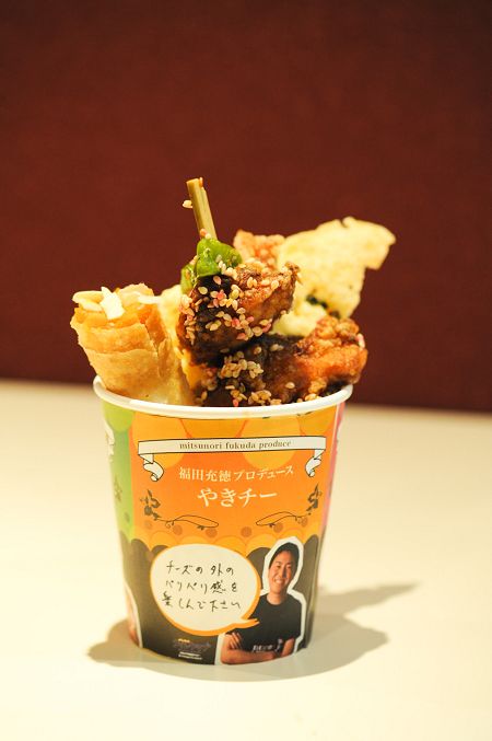 芸人おつまみセット(500円)。品川祐がプロデュースした「名古屋風鶏から」、福田徳充の「やきチー」、村上知子の「かぼちゃスティック」の3点をセットに。