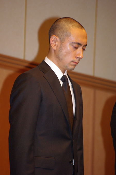 海老蔵 記者会見で謝罪 私自身の日ごろのおごりが招いたこと チケットぴあ 演劇 歌舞伎 古典芸能