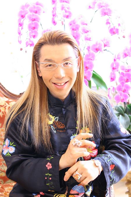 華道家 假屋崎省吾