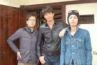 左から遠山卓也(KEI-TAKU)、吉田栄作、内山敬太(KEI-TAKU)