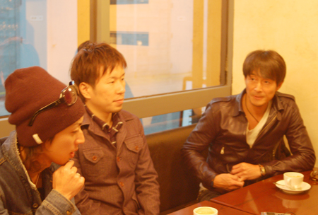 左からKEI-TAKUの内山敬太、遠山卓也、吉田栄作