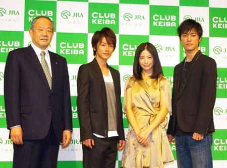 左からJRA理事長・土川健之、佐藤健、吉高由里子、桐谷健太