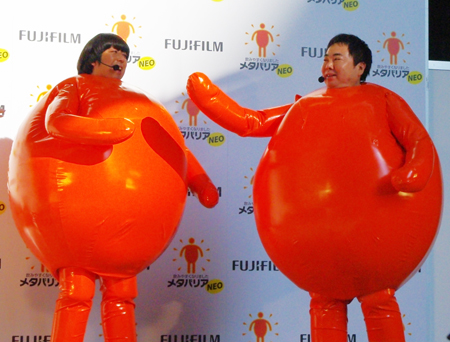 「メタ蔵」リーダーを決めるじゃんけんの様子