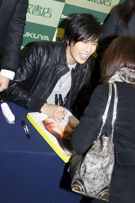 サイン会の様子　撮影：イシイノブミ