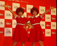 会見より。近貞冬奈(写真左)と高地杏美(写真右)