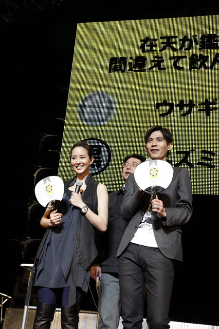 (C)AZIO ENT.　左からチャン・チュンニン、ヴィック・チョウ