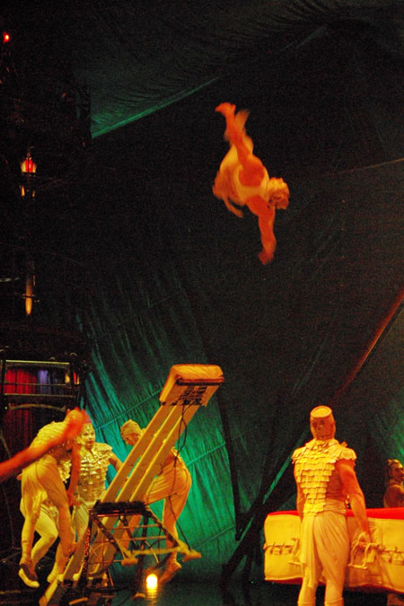 『KOOZA(クーザ)』公開リハーサルより。「ティーターボード」