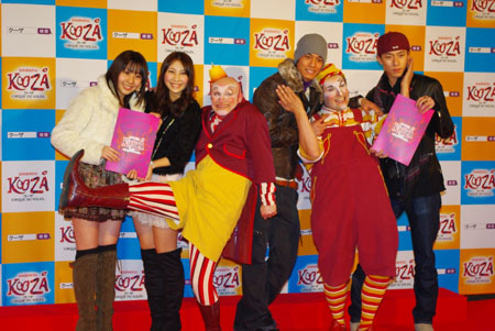 写真左から藤江れいな、近野莉菜(ともにAKB48）、岸田タツヤ、落合モトキ(ともにネイキッドボーイズ)