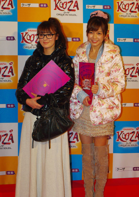 写真左から貫地谷しほり、宇野実彩子(AAA)