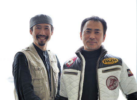 写真左から戦場カメラマン・渡部陽一、ペーパーアーティスト・太田隆司