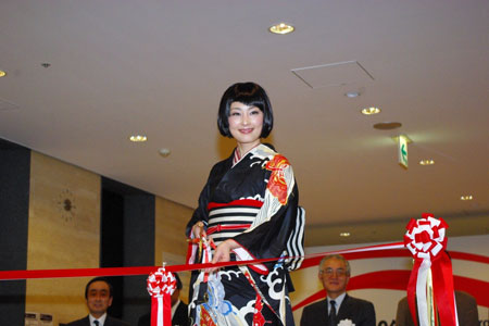 『生誕100年 岡本太郎展』開会式より。テープカットの様子