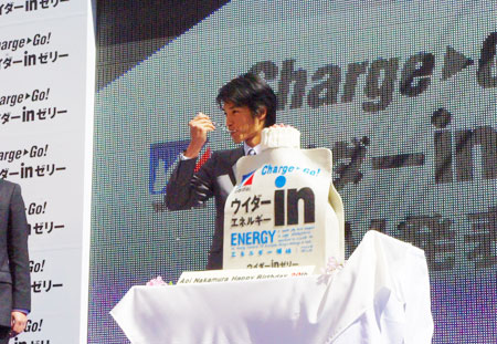 特大ウイダーinゼリー型ケーキを食べる中村蒼