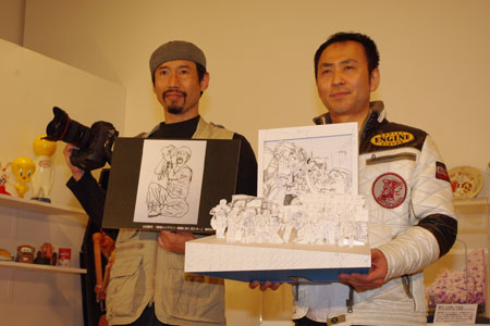 「戦場カメラマン 渡部陽一×紙の魔術師 太田隆司展」内覧会より。写真左から、渡部陽一、太田隆司