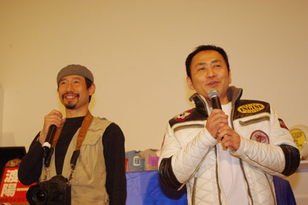 「戦場カメラマン 渡部陽一×紙の魔術師 太田隆司展」内覧会より