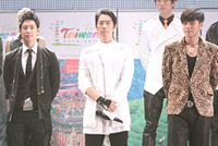 VANNESS（写真中央）ら『Asia Music Summit』feat. Dance masters出演者