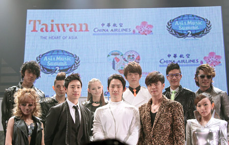 VANNESS（写真中央）ら『Asia Music Summit』feat. Dance masters出演者