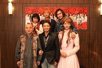 会見より。写真前列左から、酒井敏也、和田正人、碓井将大。後列左から、柳浩太郎、鈴木裕樹、加治将樹