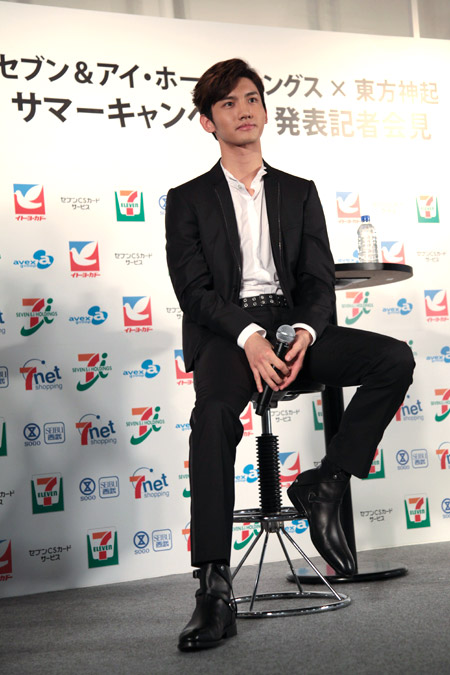 東方神起 再始動後の初cmで銀のクマとダンス チケットぴあ イベント イベントその他