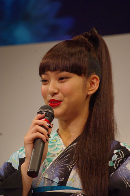 武井咲、新作の浴衣をお披露目。「やっぱり日本人でよかった